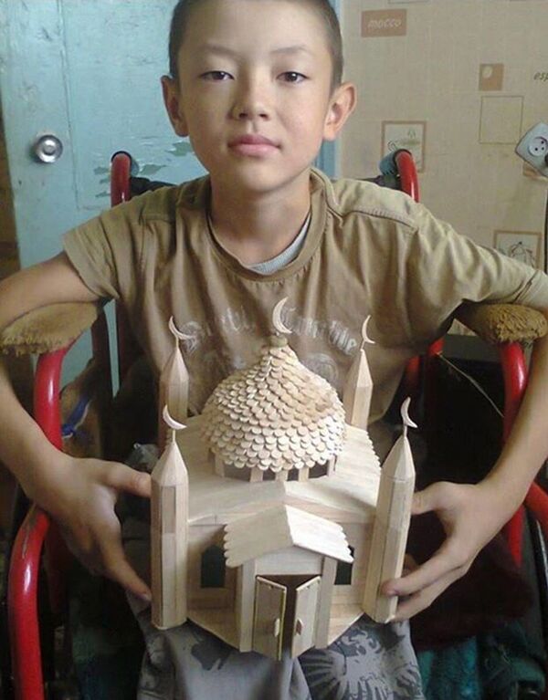 Тилек Алтымышев с одной из своих поделок - Sputnik Кыргызстан