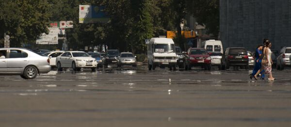 Автомобили на одной из улиц Бишкека. Архивное фото - Sputnik Кыргызстан