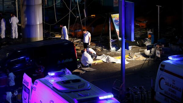 Эксперты на месте теракта, где на входе, выходе и на парковке в международном терминале стамбульского аэропорта Ататюрка прогремели три взрыва. - Sputnik Кыргызстан