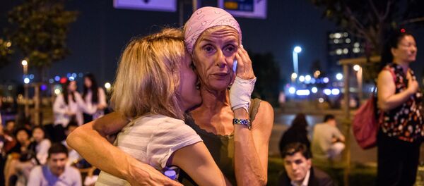 Люди в международном терминале стамбульского аэропорта имени Ататюрка, где прогремело три взрыва. Архивное фото - Sputnik Кыргызстан