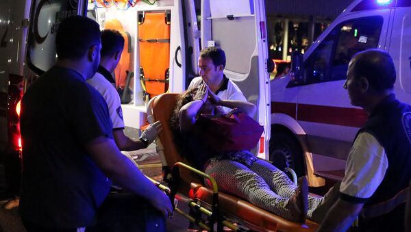 Сотрудники скорой помощи помогают пострадавшим в теракте в международном терминале стамбульского аэропорта Ататюрка. - Sputnik Кыргызстан