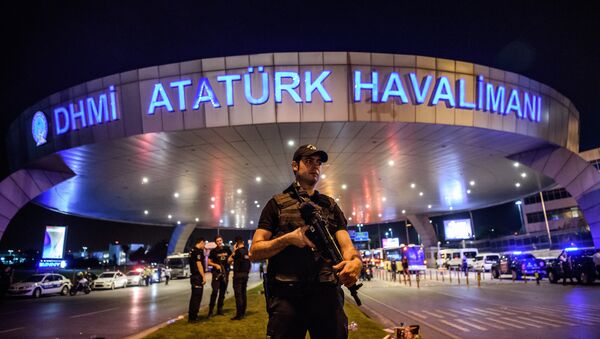 Сотрудники полиции в международном терминале стамбульского аэропорта Ататюрка, где прогремели три взрыва. - Sputnik Кыргызстан