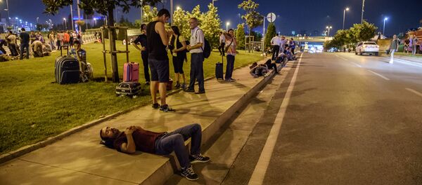 Пассажиры около здания международного стамбульского аэропорта Ататюрк. Архивное фото - Sputnik Кыргызстан