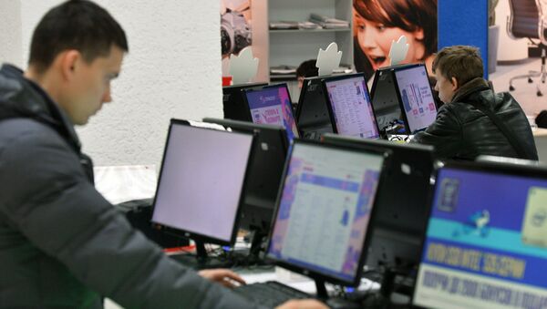 Пользователи компьютера смотрят сайт интернет-магазина. Архивное фото - Sputnik Кыргызстан