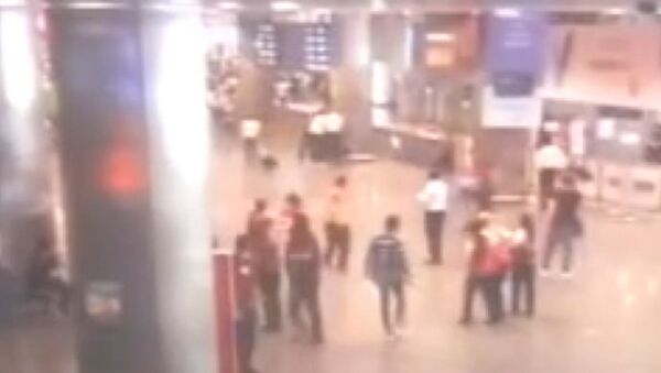 Взрывы в аэропорту Стамбула. Съемка камер слежения - Sputnik Кыргызстан