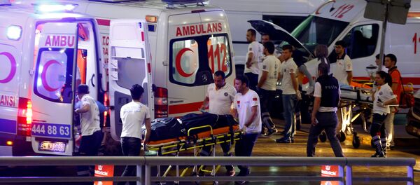 Түркиянын Стамбул шаарындагы Ататүрк аэропортунда болгон жарылуу жайда тез жардам автоунаасы. - Sputnik Кыргызстан