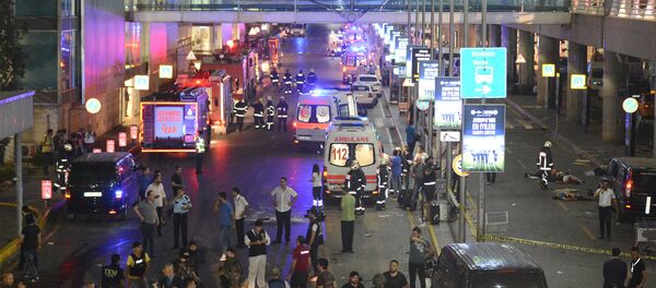 Машины скорой помощи Стамбула возле аэропорта имени Ататюрка в Стамбуле - Sputnik Кыргызстан