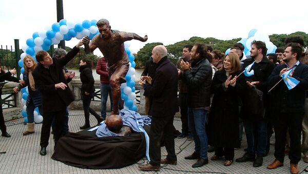Месси в бронзе: статую аргентинского футболиста установили в Буэнос-Айресе - Sputnik Кыргызстан