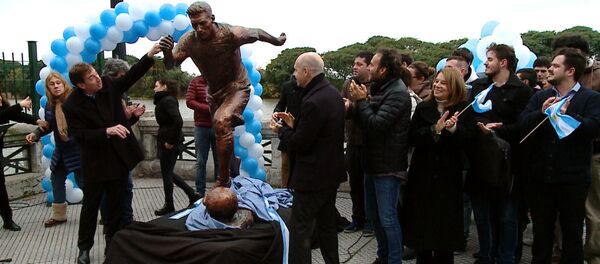 Месси в бронзе: статую аргентинского футболиста установили в Буэнос-Айресе - Sputnik Кыргызстан