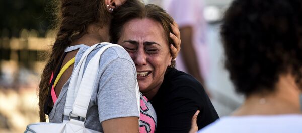 Родственники и близкие погибших в результате терактов в аэропорту Ататюрк, Стамбул. Архивное фото - Sputnik Кыргызстан