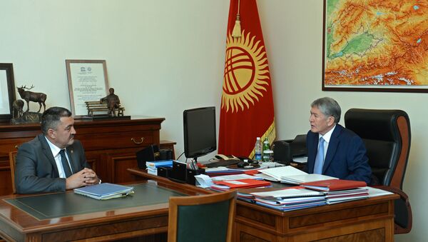 Президент КР Алмазбек Атамбаев во время встречи с мэром города Бишкек Албеком Ибраимовым - Sputnik Кыргызстан