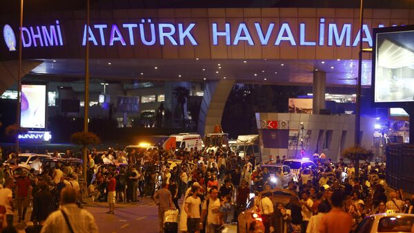 Машины скорой помощи Стамбула возле аэропорта имени Ататюрка в Стамбуле - Sputnik Кыргызстан