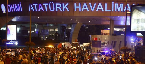 Машины скорой помощи Стамбула возле аэропорта имени Ататюрка в Стамбуле. Архивное фото - Sputnik Кыргызстан