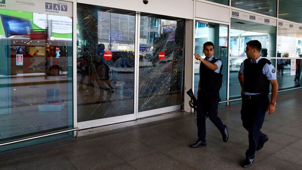 Сотрудники полиции обходят терминал тамбульского аэропорта Ататюрк - Sputnik Кыргызстан
