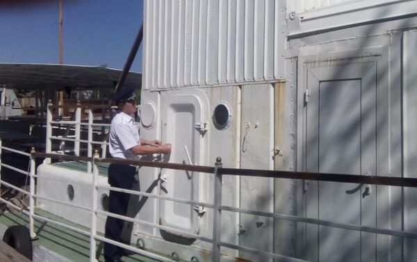 Государственная эколого-технологическая инспекция КР опломбировала машинное отделение судна Ак-Кеме, прежде носившего название Инспектор Чеколаев - Sputnik Кыргызстан