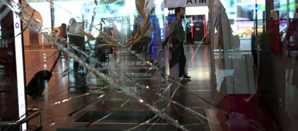 Түркиянын Стамбул шаарындагы Ататүрк аба майданында болгон террордук кол салуудан сынган айнек - Sputnik Кыргызстан