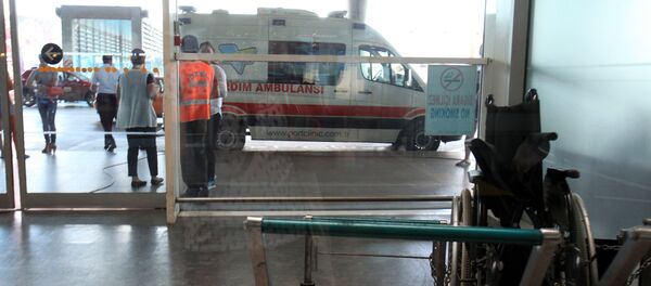 Машина Скорой помощи у входа в международный аэропорт имени Ататюрка в Стамбуле. - Sputnik Кыргызстан