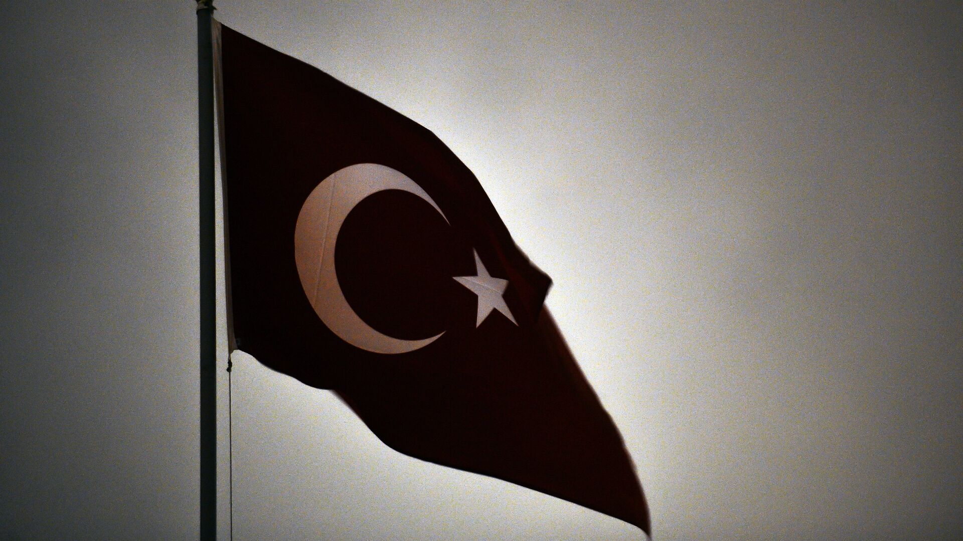 Флаг Турецкой Республики на здании посольства. Архивное фото - Sputnik Кыргызстан, 1920, 07.07.2021