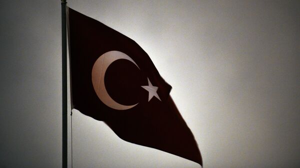 Флаг Турции на здании посольства Турецкой Республики в Москве. - Sputnik Кыргызстан
