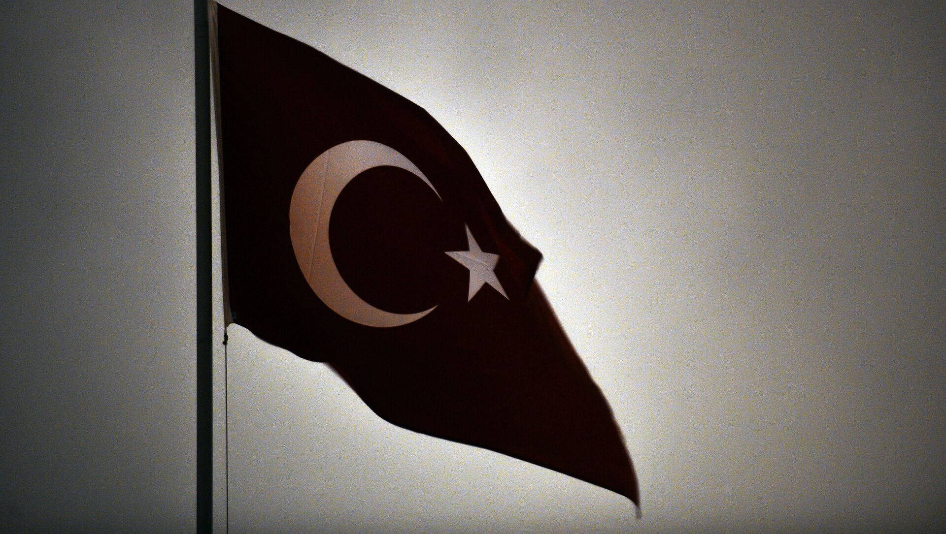 Флаг Турецкой Республики на здании посольства. Архивное фото - Sputnik Кыргызстан, 1920, 07.07.2021