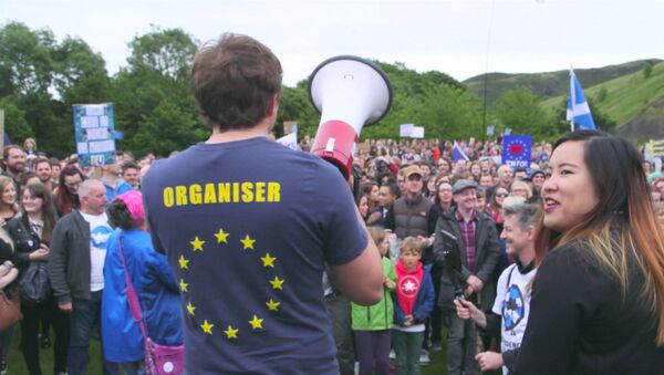 Сотни шотландцев с проевропейскими лозунгами митинговали против Brexit - Sputnik Кыргызстан