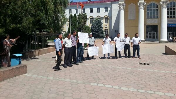 Улуттук университеттин айрым окутуучулары ректораттын отставкасын талап кылышты - Sputnik Кыргызстан