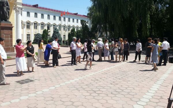 Как сообщила одна из участниц акции, старший преподаватель вышеназванной кафедры Гульмира Толбаева, митингующие выступают против нечестной кадровой политики университета - Sputnik Кыргызстан