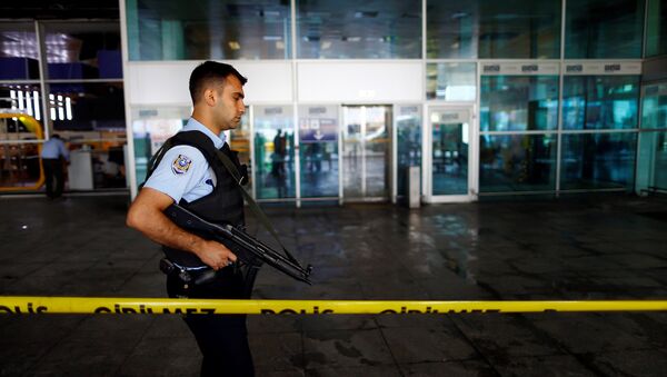 Сотрудник полиции обходит терминал Стамбульского аэропорта Ататюрк. Архивное фото - Sputnik Кыргызстан