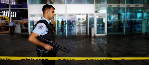 Сотрудники полиции обходят терминал Стамбульского аэропорта Ататюрк - Sputnik Кыргызстан