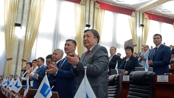 Депутаты Жогорку Кенеша во время церемонии принесения присяги министров. Архивное фото - Sputnik Кыргызстан