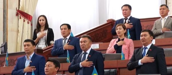 Депутаты спели гимн Кыргызстана перед каникулами - Sputnik Кыргызстан