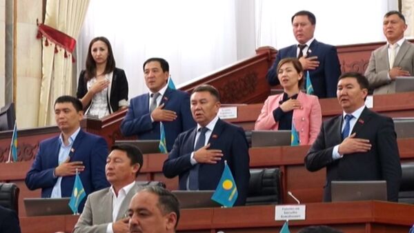 Депутаты спели гимн Кыргызстана перед каникулами - Sputnik Кыргызстан