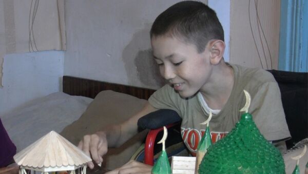 За неделю могу сделать мечеть из палочек от мороженого — 12-летний инв - Sputnik Кыргызстан