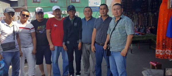 Казакстанда эмгек кулчулугунда жүргөн Ош облусунун Өзгөн районунун 32 жаштагы тургуну Алмаз Маматалиев (ортодо). - Sputnik Кыргызстан