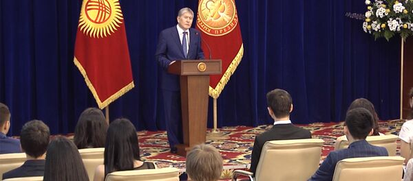 Про ум, совесть, Максима и Айдара — встреча Атамбаева с выпускниками - Sputnik Кыргызстан