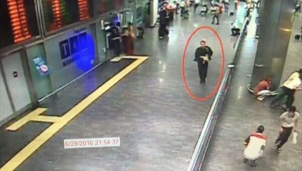 Один из террористов смертников в терминале стамбульского аэропорта Ататюрк - Sputnik Кыргызстан