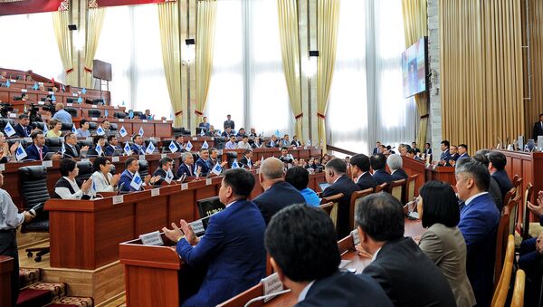 Депутаты на последнем заседании перед летними каникулами. Архивное фото - Sputnik Кыргызстан