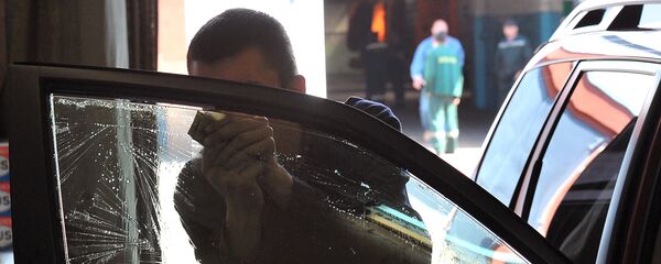 Снятие тонирующей пленки с автомобилей в автосервисе. Архивное фото - Sputnik Кыргызстан