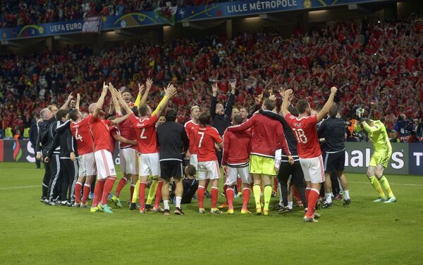 Игроки сборной Уэльса радуются победе - Sputnik Кыргызстан