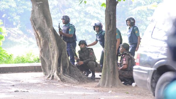Сотрудники полиции возле ресторана в дипломатическом квартале в столице Бангладеш, Дакке, где террористы захватили заложников. - Sputnik Кыргызстан