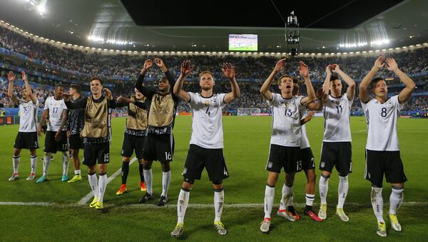 Игроки сборной Германии радуются победе в матче 1/4 финала чемпионата Европы по футболу - 2016 между сборными командами Германии и Италии. - Sputnik Кыргызстан