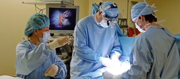 Врач-хирург во время операции. Архивное фото - Sputnik Кыргызстан