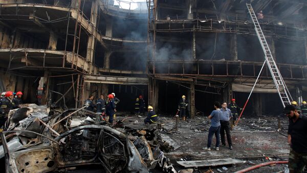 Пожарные и спасатели на месте взрыва в Багдаде, Ирак - Sputnik Кыргызстан