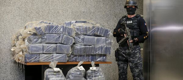 Сотрудник полиции охраняет конфискованную партию кокаина, архивное фото - Sputnik Кыргызстан