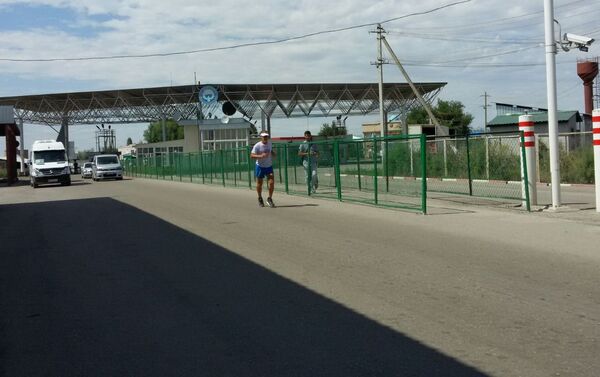 Самый известный в мире бегун на сверхдлинные дистанции Дин Карнасис пересек границу Кыргызстана - Sputnik Кыргызстан