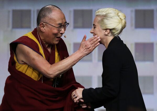 Ырчы Леди Гага АКШнын Индиана штатында тибеттик будисттердин лидери Далай-лама менен жолугушту. Алар ырайымдуулук, чыдамкайлык жана боорукердик тууралуу маек курушту - Sputnik Кыргызстан