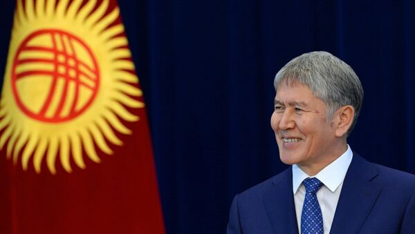 Вручение похвальных грамот лучшим выпускникам средних школ республики - Sputnik Кыргызстан