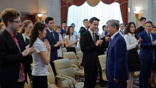 Вручение похвальных грамот лучшим выпускникам средних школ республики президентом КР Атамбаевым - Sputnik Кыргызстан
