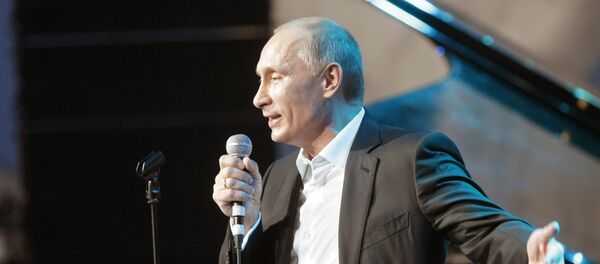 Президент РФ Владимир Путин поет на сцене Ледового дворца на благотворительном концерте. Архивное фото - Sputnik Кыргызстан
