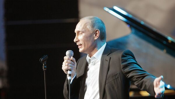 Президент РФ Владимир Путин поет на сцене Ледового дворца на благотворительном концерте. Архивное фото - Sputnik Кыргызстан